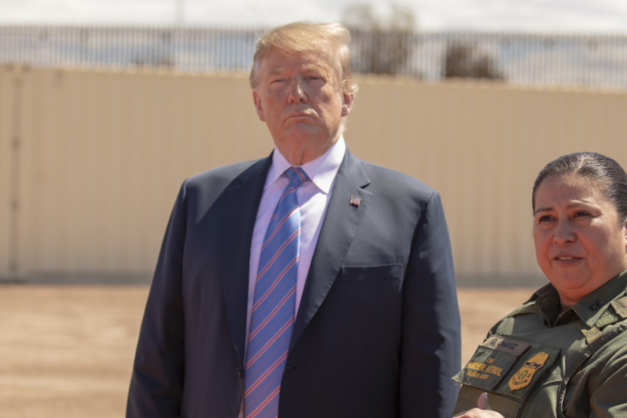 FNYSER AV PÅSTANDEN: Donald Trump på inspeksjon ved en av murene. Foto: Wikimedia Commons FNYSER AV PÅSTANDEN: Donald Trump på inspeksjon ved en av murene. Foto: Wikimedia Commons