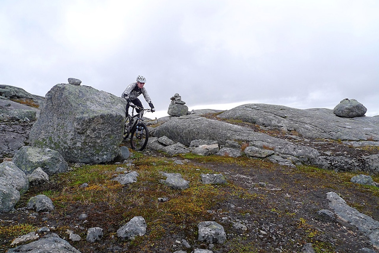 SVAVIK: Terrenget er variert i nordlandsbyen, og noen steder kan man sykle på svaberg. SVAVIK: Terrenget er variert i nordlandsbyen, og noen steder kan man sykle på svaberg.