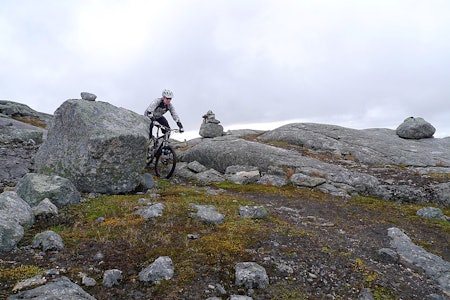 SVAVIK: Terrenget er variert i nordlandsbyen, og noen steder kan man sykle på svaberg. SVAVIK: Terrenget er variert i nordlandsbyen, og noen steder kan man sykle på svaberg.