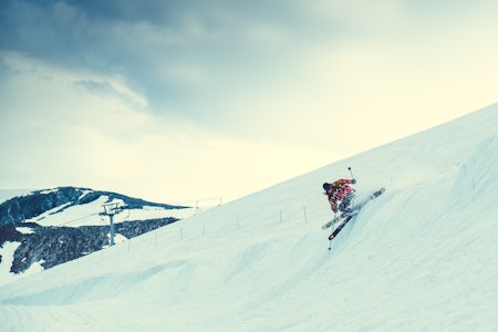 Stinius Skjøtskift shralper slush-snø på Stryn i sommer. Foto: Bård Gundersen Stinius Skjøtskift Stryn fri flyt sommerski