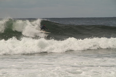 SALTSTEIN: Odin Røhrt i bølgene i starten av uka. Foto: Audun Holmøy Røhrt Odin Røhrt surf surfing saltstein