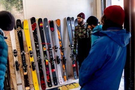 ALLSIDIGE FRIKJØRINGSSKI: Testlaget med Tore Meirik (t.v.), Espen Rogne, Erlend Sande og Henrik Ulleland diskuterer flere av skiene. Foto: Vegard Breie