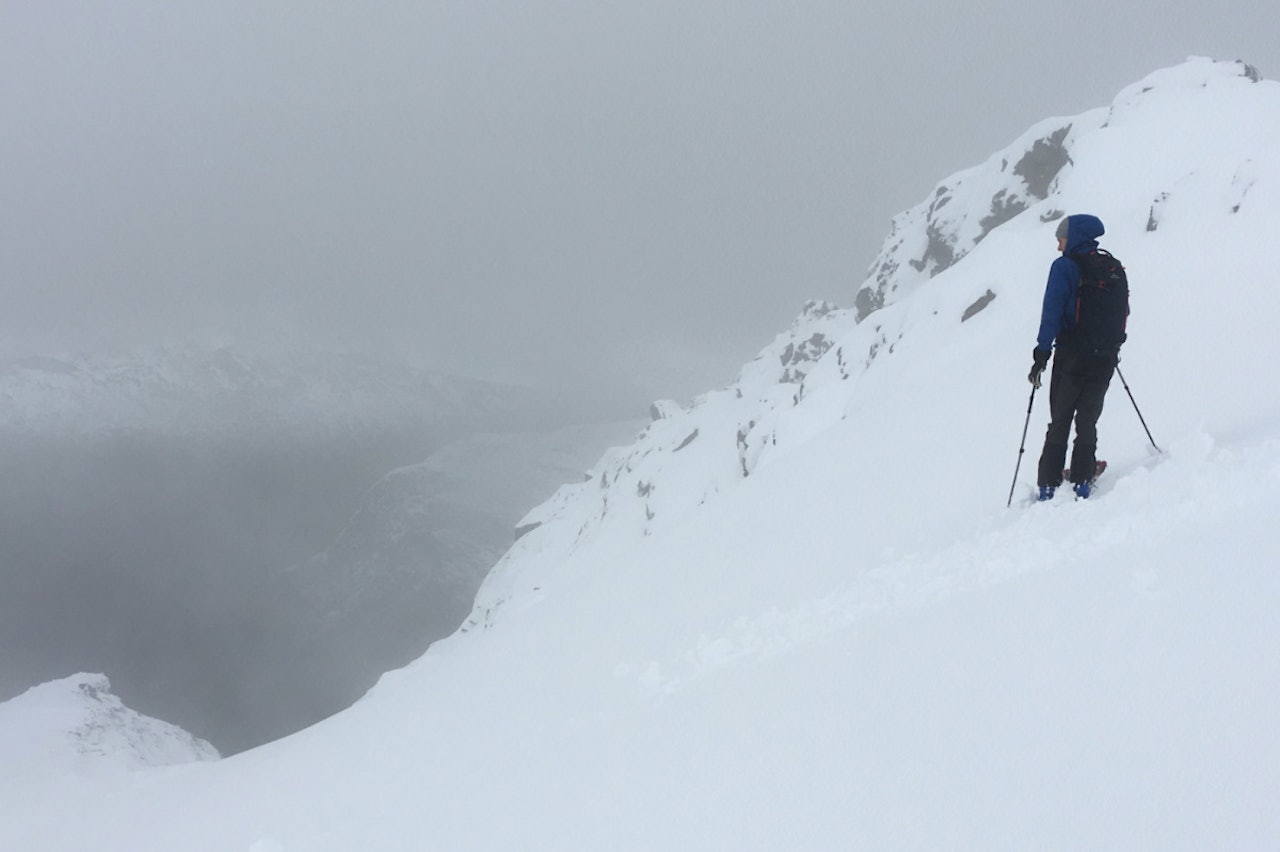 FØRSTE SKIKJØRING: Marius Gamlem gjør seg klar til sesongens første skikjøring. Foto: Andreas Strand Helland