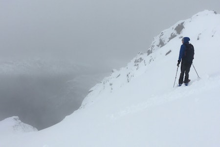 FØRSTE SKIKJØRING: Marius Gamlem gjør seg klar til sesongens første skikjøring. Foto: Andreas Strand Helland