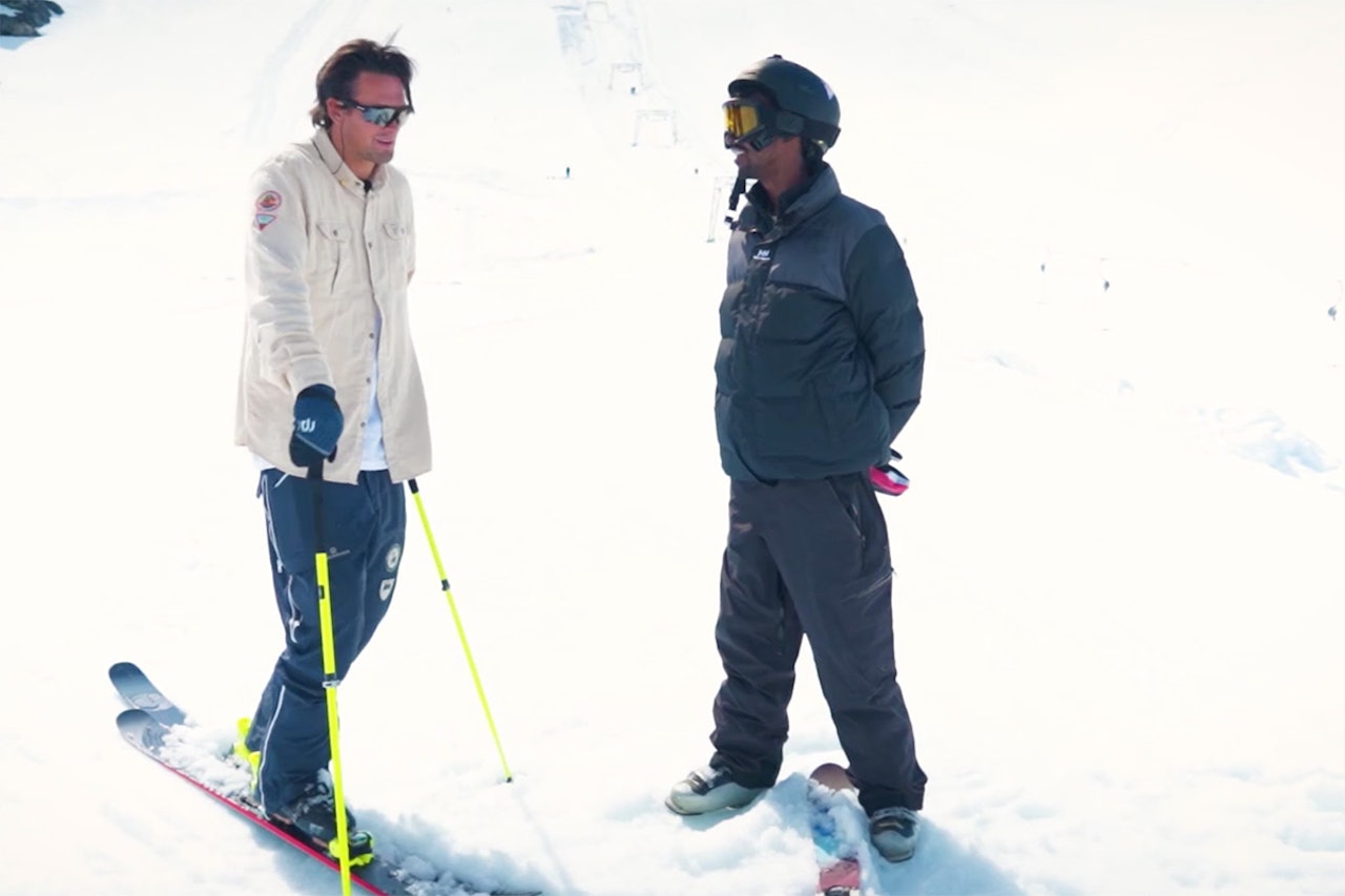 SKIKJØRING: Benjamin Forthun (t.v.) skal lære Jonis Josef å kjøre sommerski på Folgefonna. Foto: Red Bull Benjamin Forthun