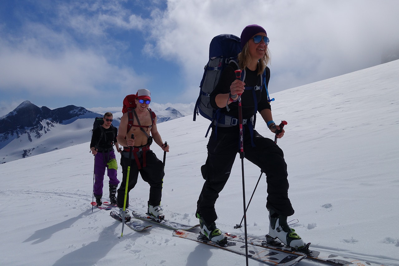 BARISBILDE PÅ TUR?: Kathrine Lunde Solbraa frykter det har blitt viktigere å vise seg frem i bar overkropp enn å ha kunnskap om topptur. Bildet er ment som illustrasjon, og har ingenting med kommentaren å gjøre. Foto: Erlend Sande Storebjørn kommentar bar overkropp topptur