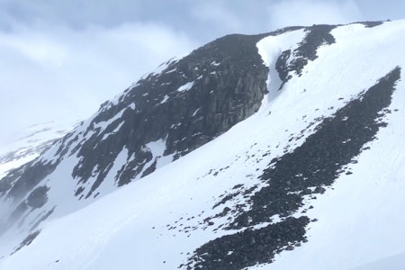 ÅPNER NESTE HELG: Vi tipper du kjenner deg igjen her - i hvert fall hvis du har vært på Stryn før. Det har utvilsomt Karsten Gefle og Fred Syversen, som finner fin snø like ved sommerskisenteret som snart åpner. Foto: Stian Holt Stryn sommerski