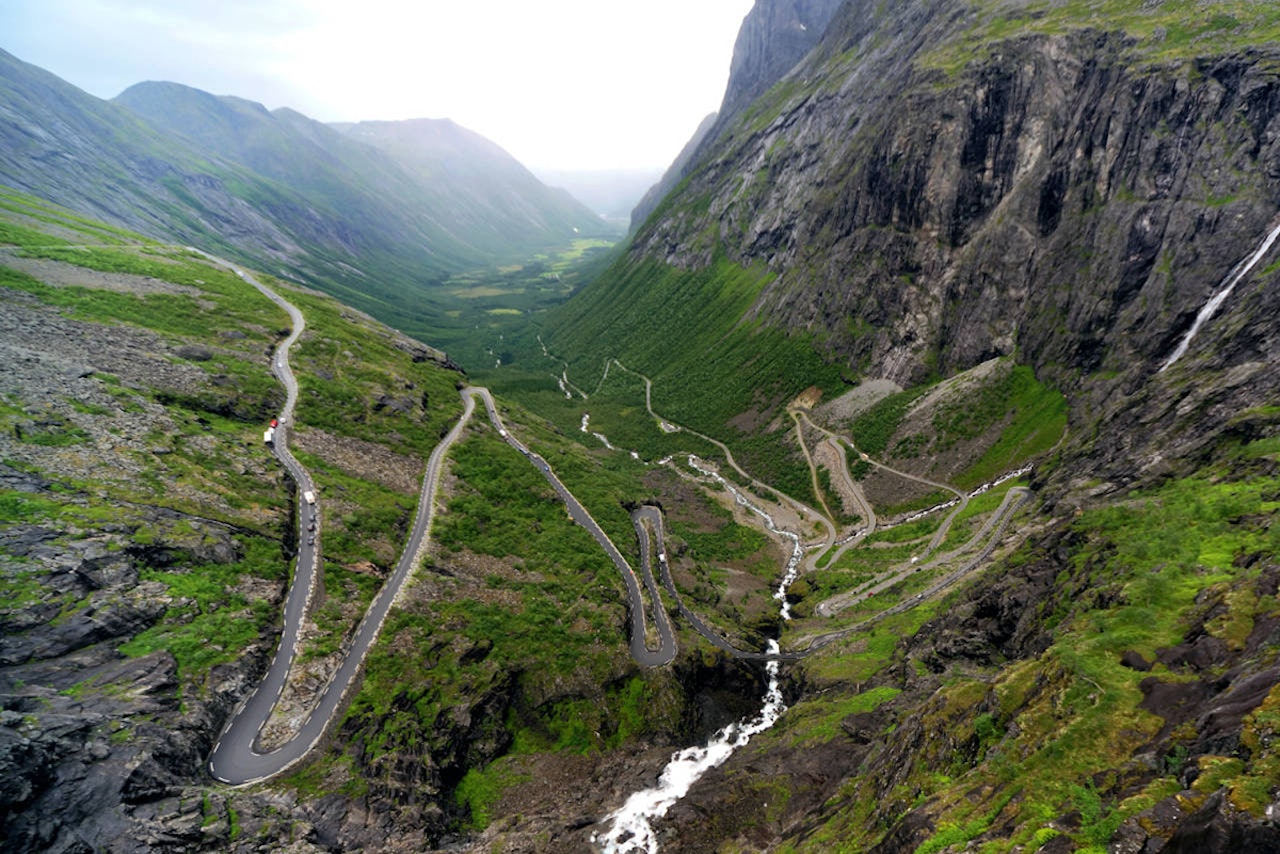TURTIPS: Trollstigen byr på mange fine muligheter. Her er gode tips til hva du bør gjøre ved den populære veien. Foto: Holger Uwe Schmitt Trollstigen