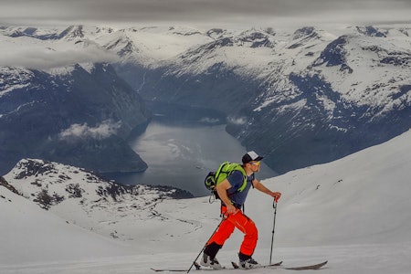SESONGEN ER LANGT FRA OVER: Masse snø på Stryn, og snart åpner sommerskisenteret! Foto: Tommy Aslaksen Nasjonaldagen