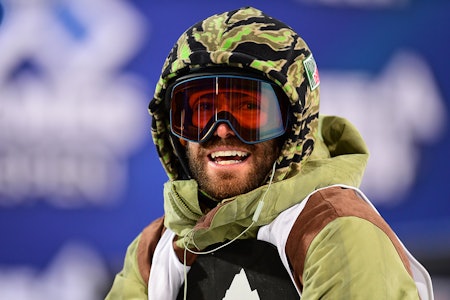 DANNY DAVIS: Snowboarderen tar et oppgjør med superpipe. Foto: ESPN