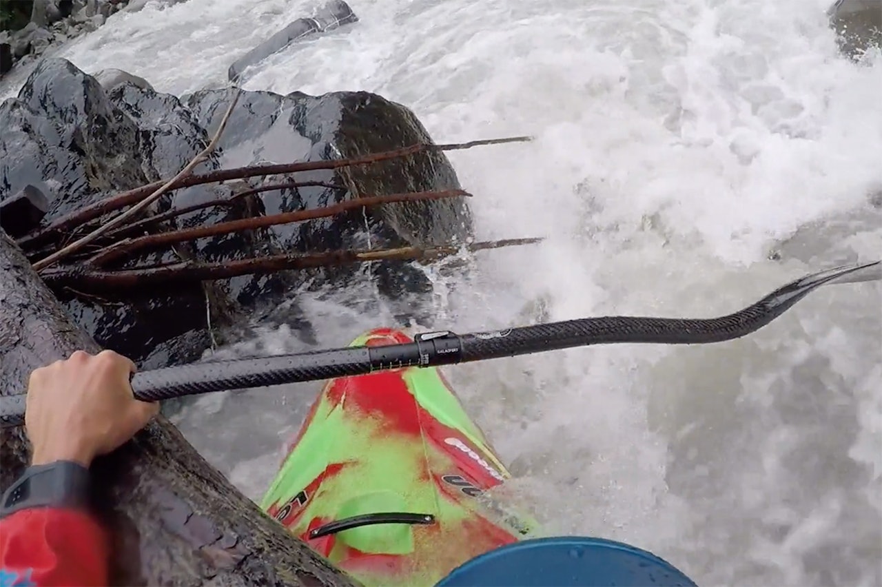 FAST: Rapheal Urscheler sitter fast i trestokken. Foto: Skjermdump Rapheal Urscheler