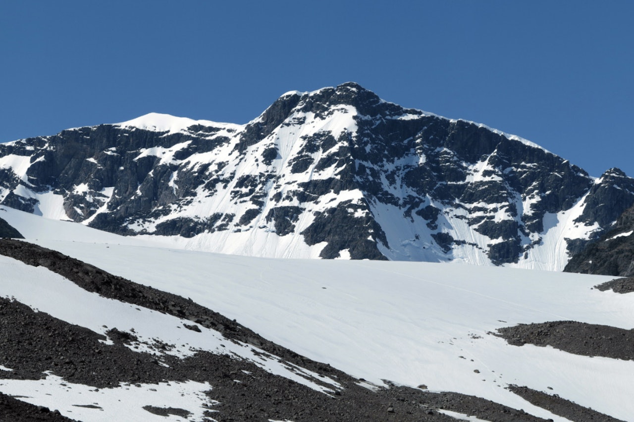 SMELTET: Sydtoppen (til venstre i bildet) er ikke lenger den høyeste toppen. Nå er det nordtoppen (til høyre) som er høyest. Foto: Wikimedia Commons SMELTET: Sydtoppen (til venstre i bildet) er ikke lenger den høyeste toppen. Nå er det nordtoppen (til høyre) som er høyest. Foto: Wikimedia Commons