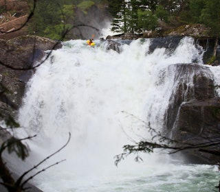 TYSSEDALSELVA: Gerd Serrasolses padler en av temmelig mange dropp i Tyssedalselva ved Voss. Denne er ikke blant de største. Foto: Mikael Ekström Tyssedalselva padling