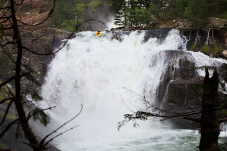 TYSSEDALSELVA: Gerd Serrasolses padler en av temmelig mange dropp i Tyssedalselva ved Voss. Denne er ikke blant de største. Foto: Mikael Ekström Tyssedalselva padling