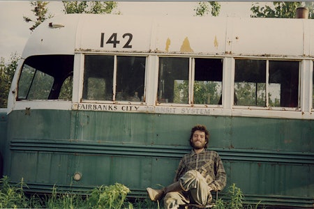 FLYTTET: Bussen du ser i bakgrunnen er nå flyttet, etter at flere har dødd i forsøket på å nå den. Foto: Christopher McCandless Into the Wild Christopher McCandless
