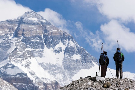DRØMMEN: Tomas Olsson og Tormod Granheim med nordveggen av Mount Everest innen rekkevidde. Foto: Fredrik Schenholm Tomas Olsson Tormod Granheim dokumentar
