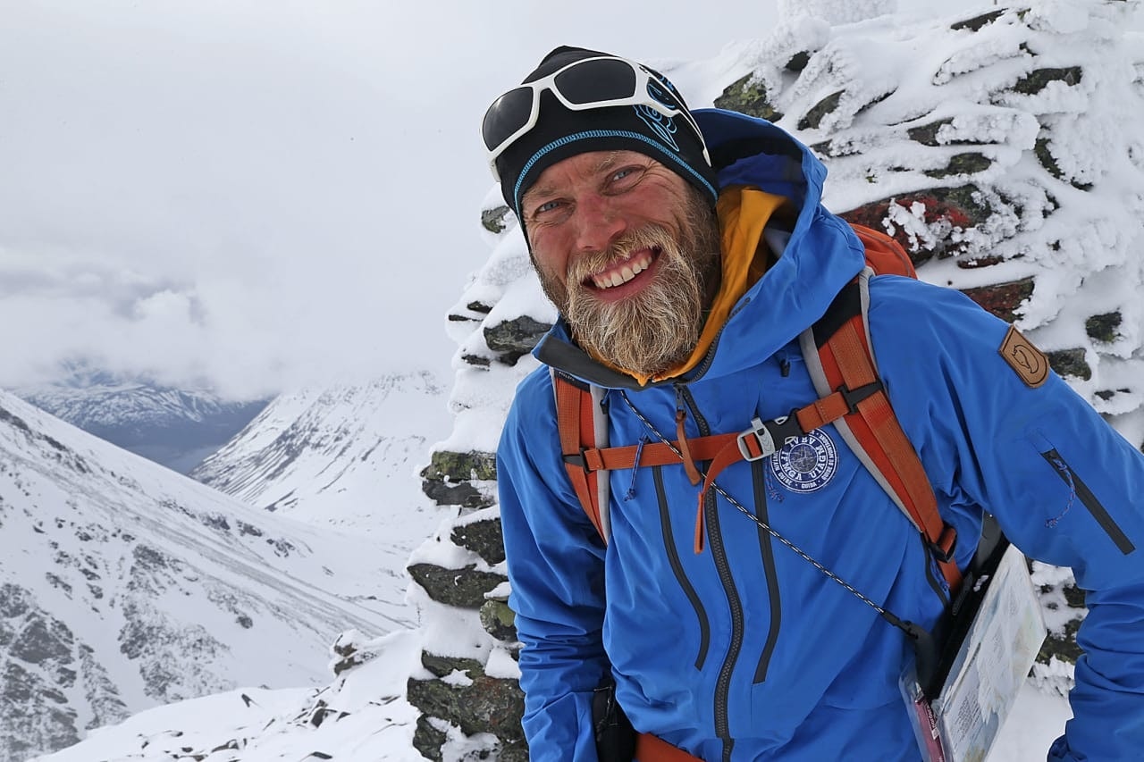 TINDEVEGLEDEREN: Mikal Nerberg på underveis på turen han har guidet flere ganger – Lyngen på langs. Han stiller til valg for MDG i Tromsø kommune. Foto: Nils Erik Bjørholt TINDEVEGLEDEREN: Mikal Nerberg på underveis på turen han har guidet flere ganger – Lyngen på langs. Han stiller til valg for MDG i Tromsø kommune. Foto: Nils Erik Bjørholt