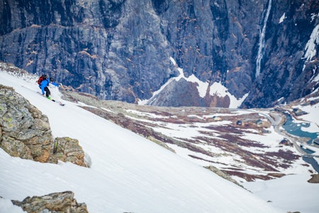 ARKIVFOTO – ÅPEN IGJEN: Trollstigen bringer sommersnøen tett på bilveien – her fra nedkjøringen på Finnan med platået like nedenfor. Foto: Terje Aamodt Trollstigen topptur