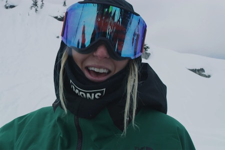 BAKOMFILM: Tonje Kvivik i ny bakomfilm. Foto: Skjermdump Tonje Kvivik