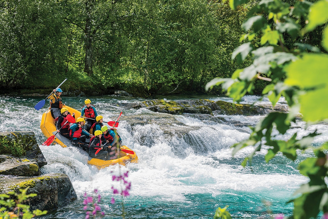 FUSJONERER: Rafting blir blant tingene den nye Uteguiden vil tilby. Foto: Valldal Naturopplevningar. Valldal Naturopplevningar Uteguiden