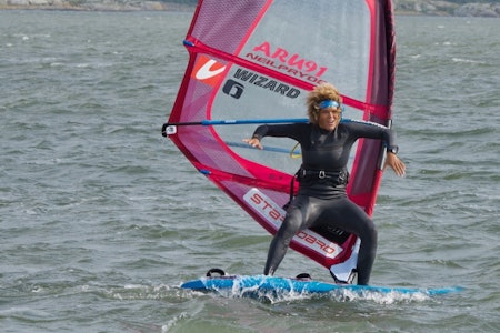 Sarah-Quita har vært med på tre windsurf-festivaler i Norge så langt. Hun er imponert over hvor motiverte kursdeltagerne her er. Foto: Eirik Brødholt / Fredrik Sørling