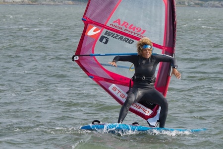 Sarah-Quita har vært med på tre windsurf-festivaler i Norge så langt. Hun er imponert over hvor motiverte kursdeltagerne her er. Foto: Eirik Brødholt / Fredrik Sørling Sarah-Quita har vært med på tre windsurf-festivaler i Norge så langt. Hun er imponert over hvor motiverte kursdeltagerne her er. Foto: Eirik Brødholt / Fredrik Sørling