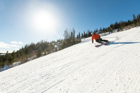CARVINGSKI: Her er artikkelforfatter Erlend Sande i en carvingsving i forbindelse med en skitest. Foto: Vegard Breie Erlend Sande carver