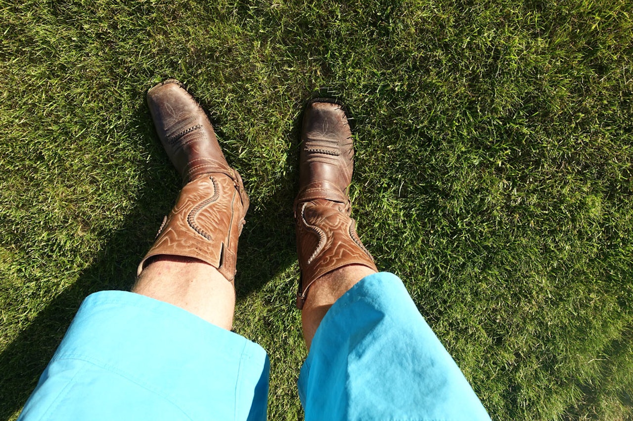 TØFF KOMBINASJON: Ifølge skribenten burde shorts og comwboystøvler vært en langt mer akseptert kombinasjon enn det er. Foto: Tore Meirik Sommer klær