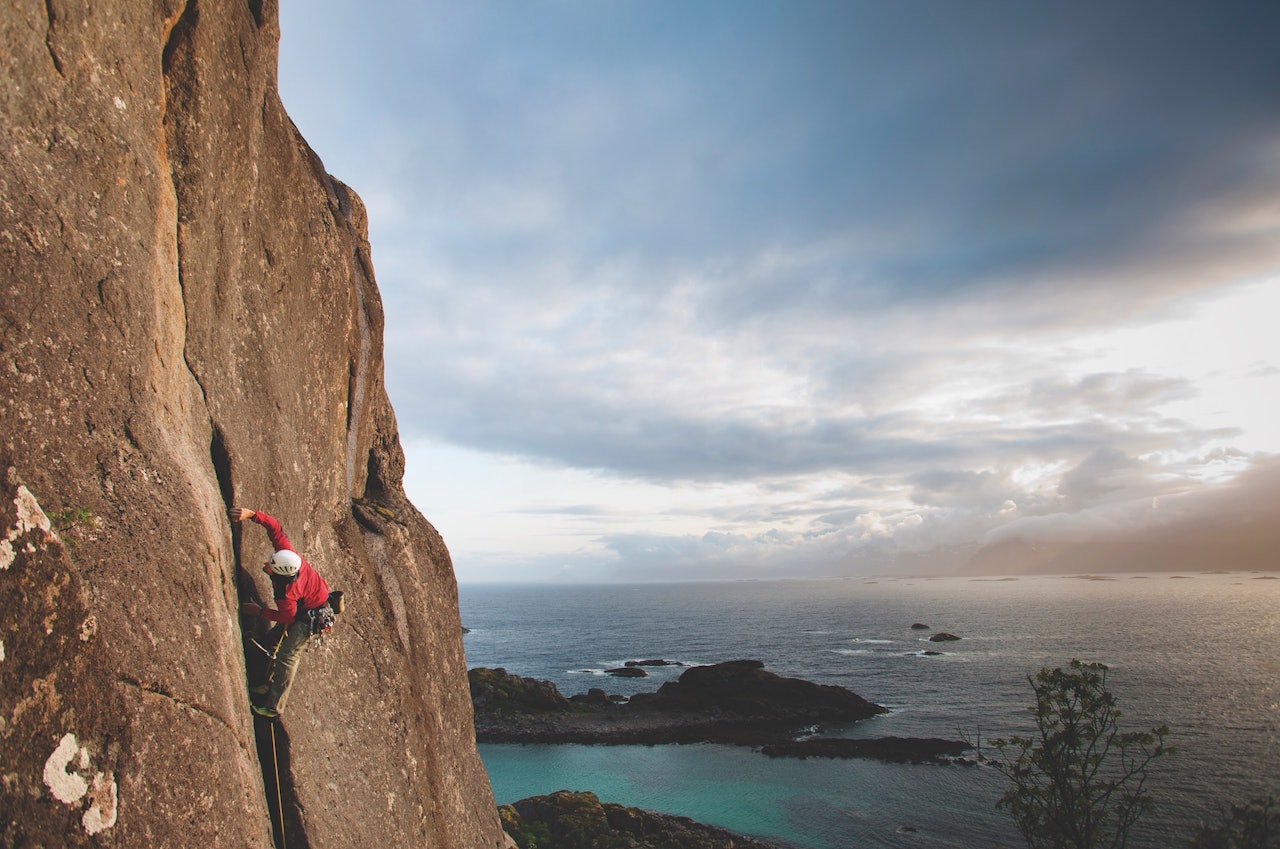 Været eller ikke været: Mathias Strömqvist tar i på Tapir (7-, 2 tl.), mens det blåser opp der ute. Foto: Jonas Dahlstrup Lofoten klatring