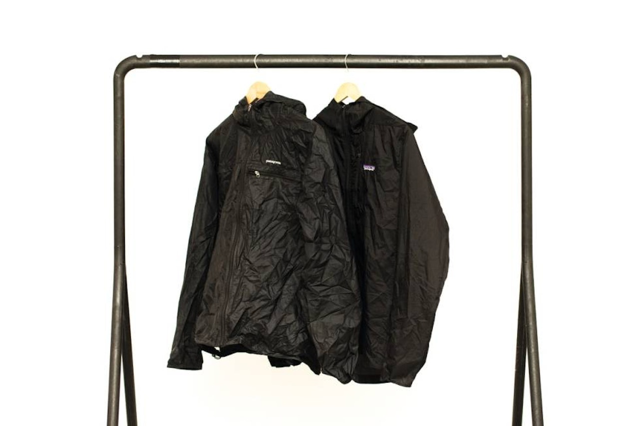 12 ÅR: Det skiller 12 år og tusen bruksdager mellom disse jakkene. Kan du se hvilken som er ny? Bilde: Henrik Alper