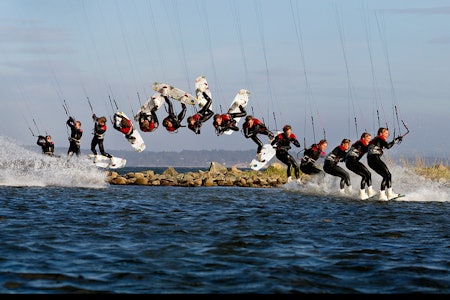 WAKESTYLE: Det ekstra momentet fra wakeboardbindingene kommer godt med når Petter Johnsen legger seg inn i en s-bend to fakie. Foto: Christian Nerdrum Kite lær kiting