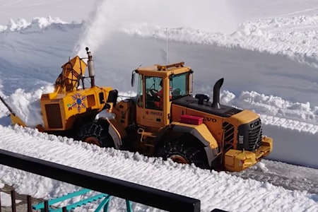 BRØYTING: Her kommer brøytemaskinen til Stryn Sommerski, og bekrefter at skianlegget kan åpne til helga. Foto: Skjermdump Stryn Sommerski