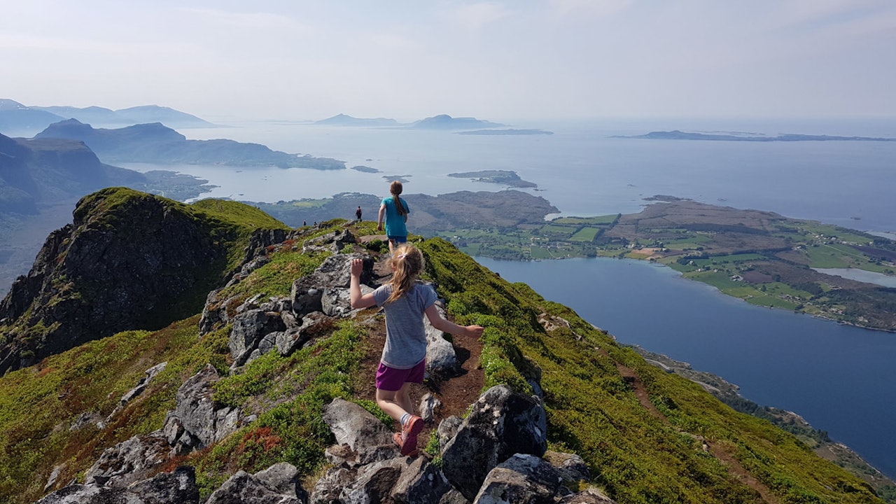 KIDS-CAMP I FJELLET: I september arrangeres toppturcamp for kids i Romsdal. Foto: Knut Inge Orset KIDS-CAMP I FJELLET: I september arrangeres toppturcamp for kids i Romsdal. Foto: Knut Inge Orset