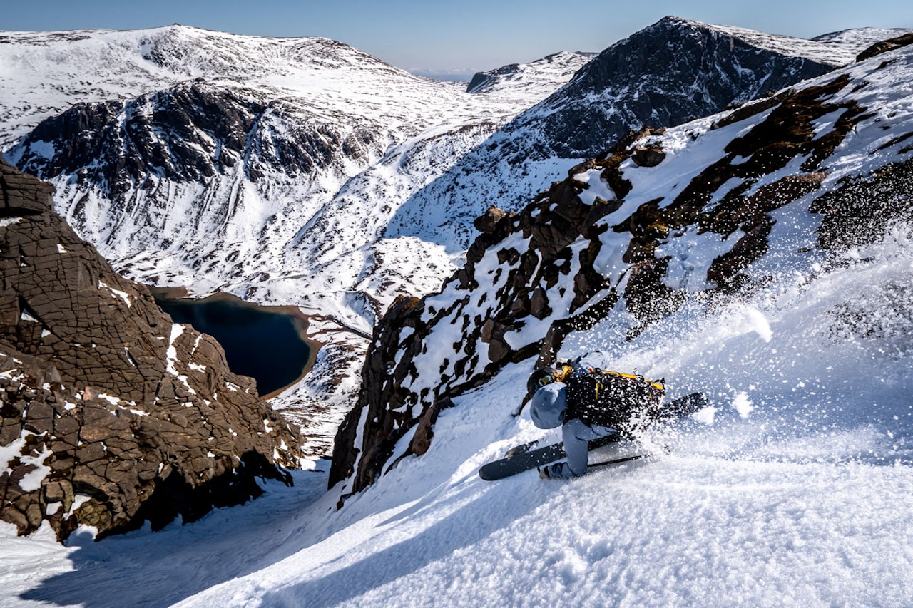 HIGHLANDER-SKIKJØRING: Det går an å kose seg på ski i Skottland selv om snøen har glemt å komme. Foto: Brodie Hood