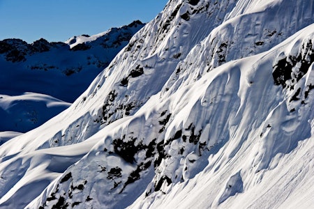 ALBONAGRAT: Den lokale helten og FWT-kjøreren Stefan Häusl dundrer ned ei lekker linje ved Albonagrat like over Stuben i Arlberg. Bilde: Mattias Fredriksson ALBONAGRAT: Den lokale helten og FWT-kjøreren Stefan Häusl dundrer ned ei lekker linje ved Albonagrat like over Stuben i Arlberg. Bilde: Mattias Fredriksson