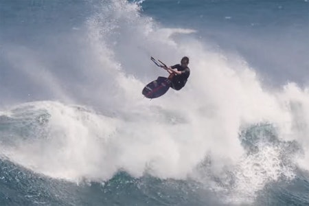 VILLE FORHOLD: Kai Lenny fikk ville forhold, og fikk gjort fire vindsporter på en dag. Foto: Skjermdump Kai Lenny