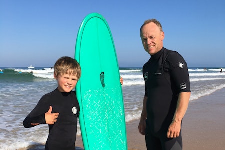 FAMILIEFERIE: Stian Hagen er sannsynligvis en temmelig kul pappa, blant annet fordi han drar på surfeferie i franske Hossegor med kidsa. Foto: Privat
