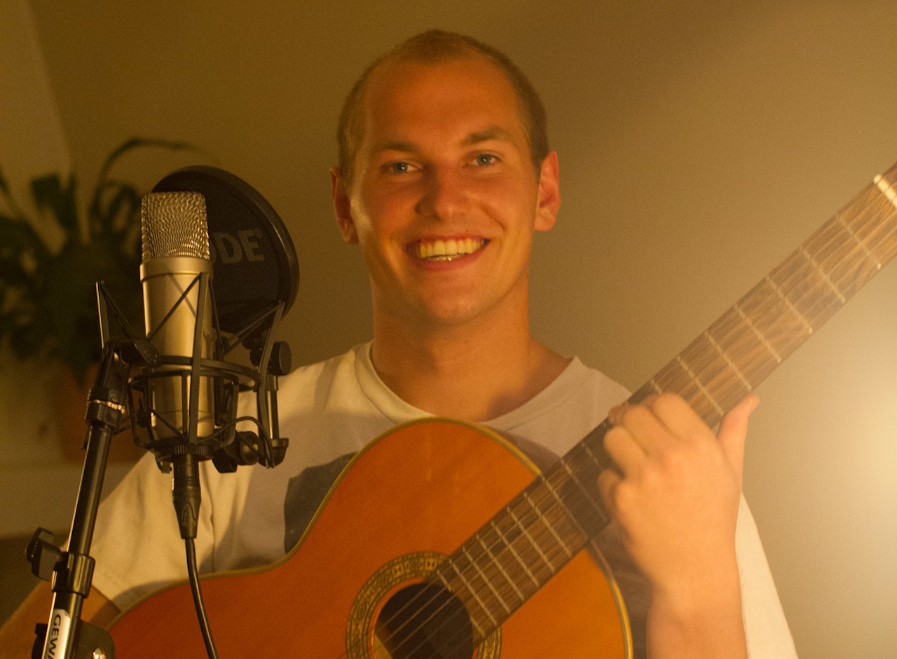 ROCKESTJERNE: Eirik Moberg er Norges største skifilmstjerne akkurat nå, men han er åpenbart også en slags rockestjerne, siden han sendte dette bildet. Foto: Mats Georg Søfting ROCKESTJERNE: Eirik Moberg er Norges største skifilmstjerne akkurat nå, men han er åpenbart også en slags rockestjerne, siden han sendte dette bildet. Foto: Mats Georg Søfting