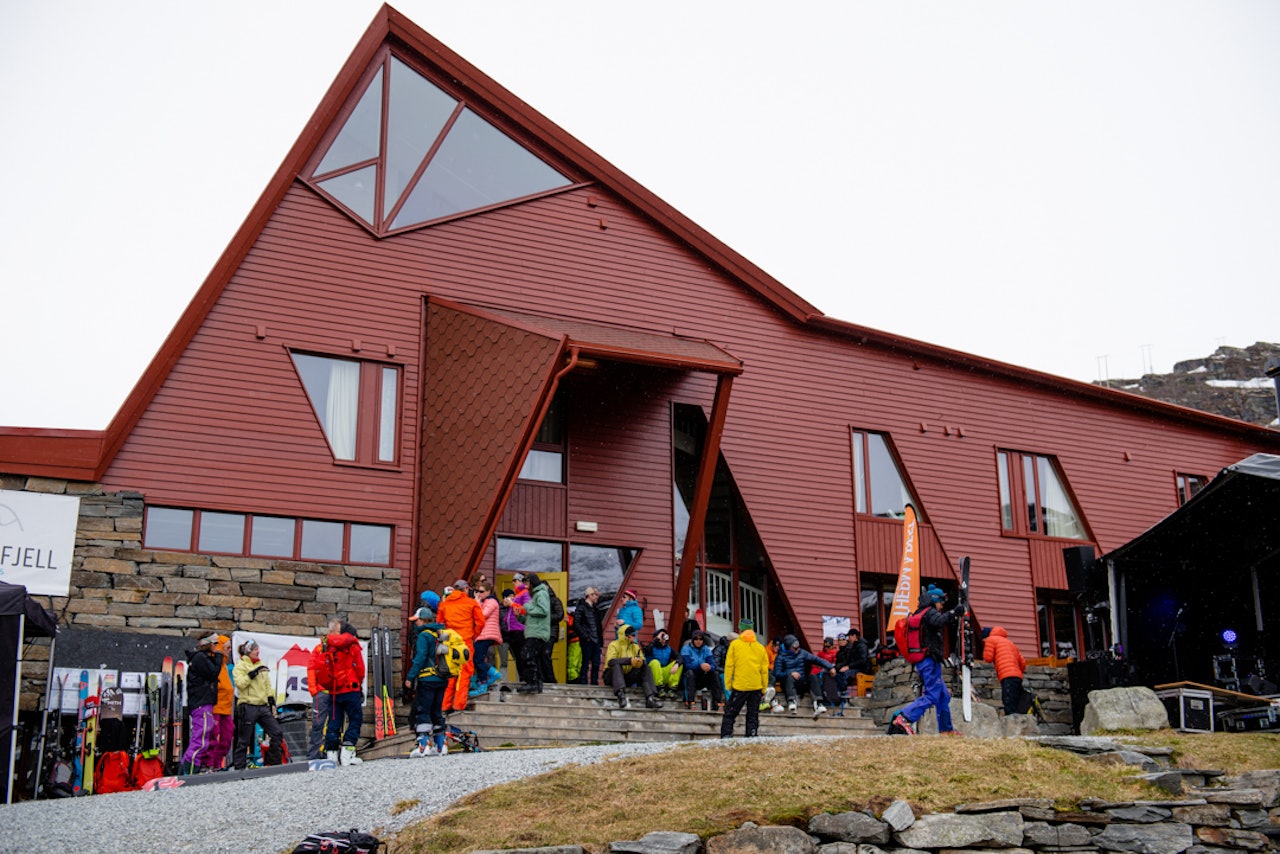 AVFØRING: Inngangen til Turtagrø Hotell var mildt sagt ikke fin da de skulle åpne etter vinteren. Her fra et tidligere High Camp-arrangement. Foto: Martin I. Dalen