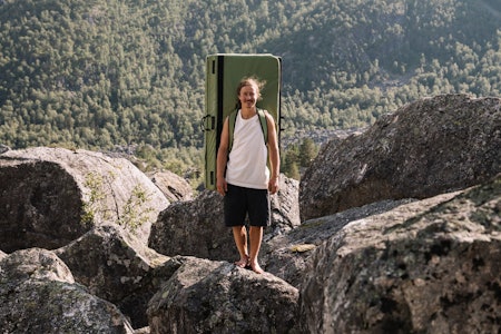 PÅ BULDRETUR: Når han ikke pusser opp likhus er Sondre for eksempel på buldring i ei steinur. Foto: Erik Nylander PÅ BULDRETUR: Når han ikke pusser opp likhus er Sondre for eksempel på buldring i ei steinur. Foto: Erik Nylander