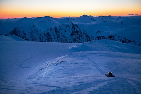 SOLNEDGANG MED TRÅKKEMASKIN: Vil catskiløyvet gi flere mulighet til å oppleve denne utsikten fra Kvitlenova? Foto: Henning Reinton Stryn Sommerski