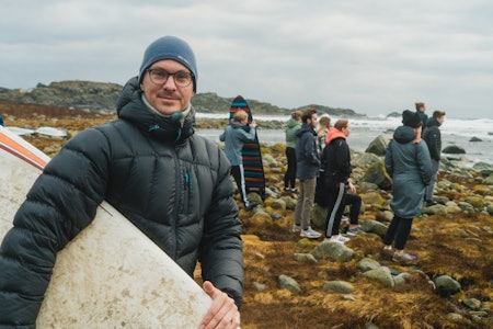 SURFEHØYSKOLEN: Daniel Sørensen på Saltstein med elevene sine på H2O-linje ved Stavern Folkehøyskole. Bilde: Christian Nerdrum Daniel Sørensen H2O-linje Stavern Folkehøyskole Saltstein Bilde: Christian Nerdrum
