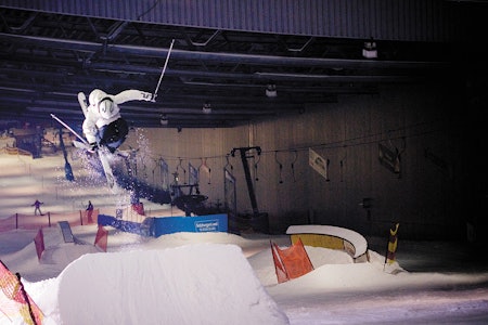 SMALL AIR: Fridtjof Semb Fredricsson spinner på det vesle hoppet i Jever Skihalle utenfor Düsseldorf. Hallen er åpen 365 dager i året og har konstant temperatur på minus 4. Foto: Vegard Breie SMALL AIR: Fridtjof Semb Fredricsson spinner på det vesle hoppet i Jever Skihalle utenfor Düsseldorf. Hallen er åpen 365 dager i året og har konstant temperatur på minus 4. Foto: Vegard Breie