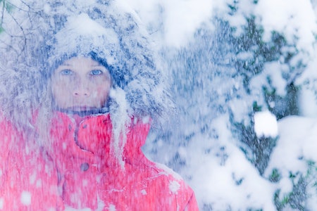 PUDDERDAG: Kjersti Buaas i hvitt dryss i skogen i Revelstoke i Canada. Foto: Matt Georges PUDDERDAG: Kjersti Buaas i hvitt dryss i skogen i Revelstoke i Canada. Foto: Matt Georges