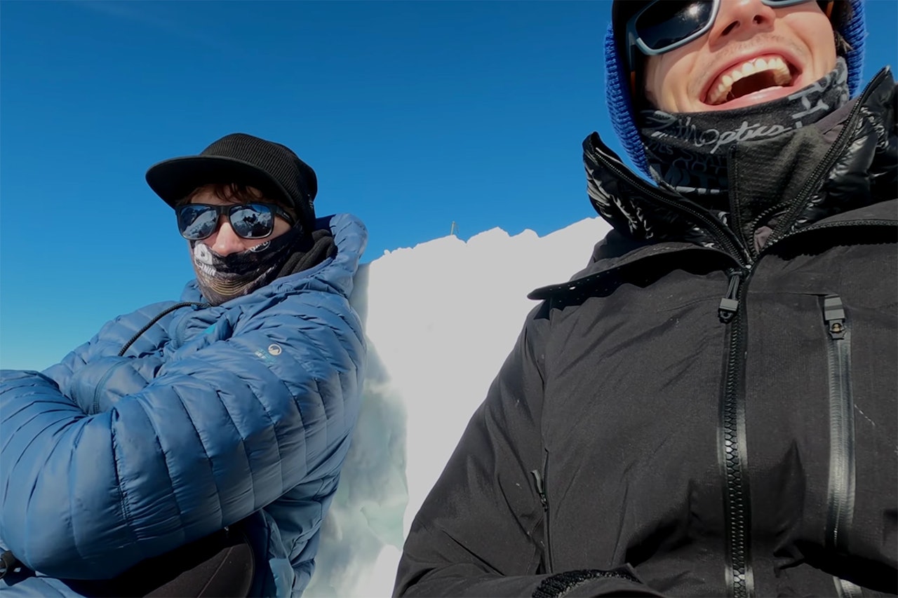 GLAD: Markus Eder fant frem smilet etter en overnatting i fjellet. Foto: Skjermdump Markus Eder