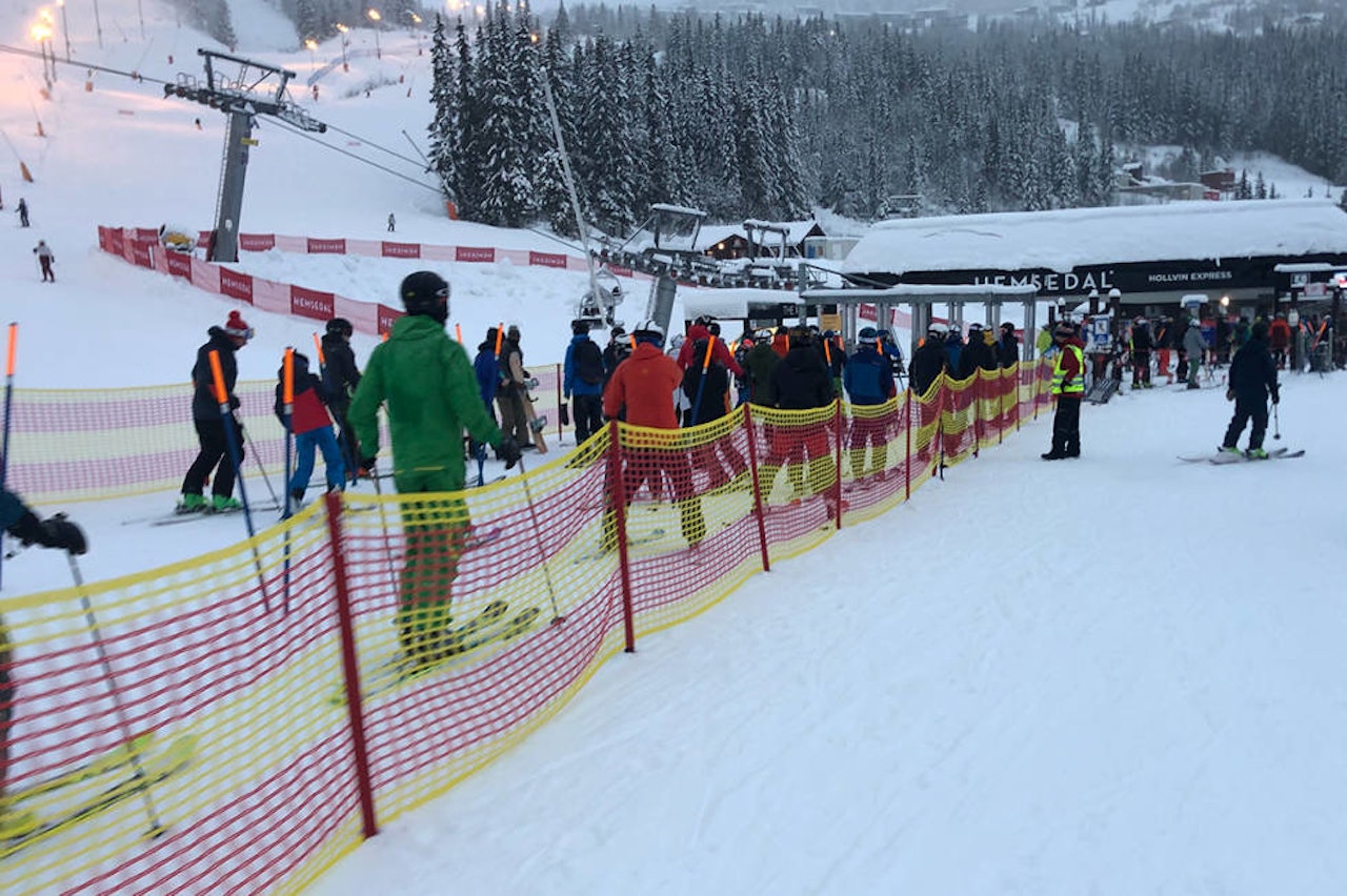 HEMSEDAL: Det blir påbud om munnbind i Hemsedal. Her fra heiskøen i skianlegget forrige helg. Foto: Anders Holtet Munnbind Hemsedal