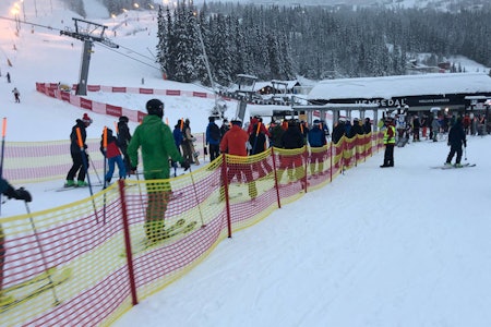 HEMSEDAL: Det blir påbud om munnbind i Hemsedal. Her fra heiskøen i skianlegget forrige helg. Foto: Anders Holtet Munnbind Hemsedal