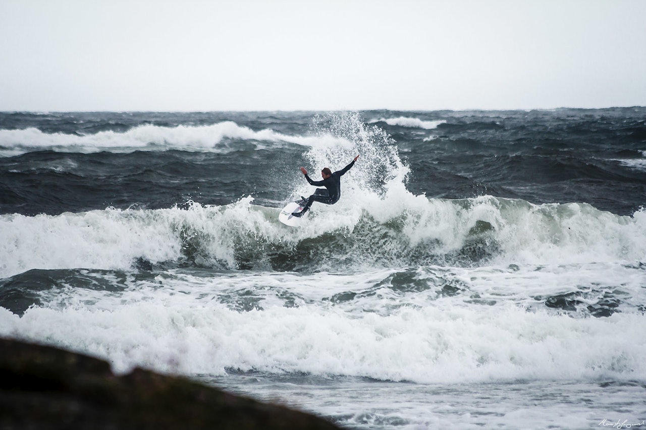 Det var meldt kraftig vind og store bølger under konkurransen på søndag. Forholdene tiltrakk seg likevel flere deltakere enn arrangørene forventet. Foto: Mons Langaard
