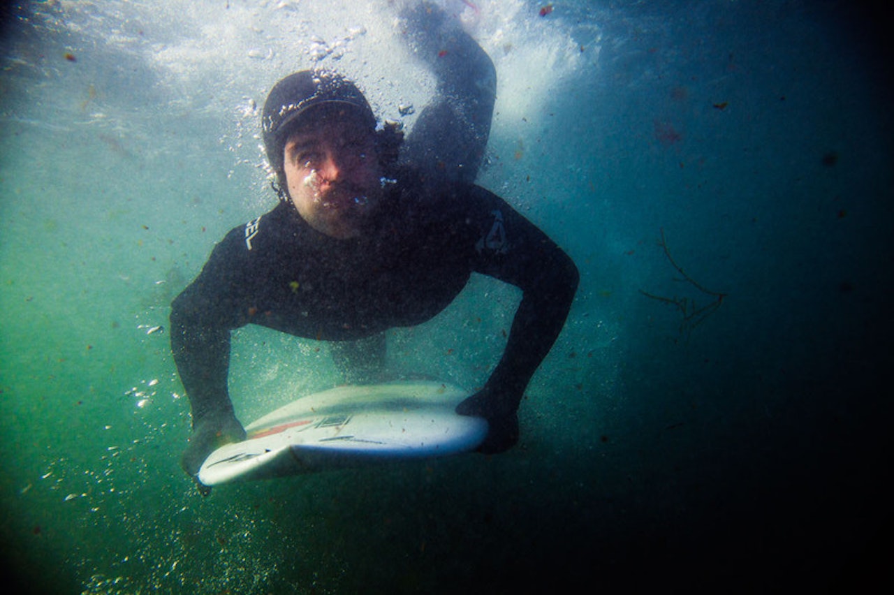 DUKK: Vellykkede dykk under de brytende bølgene sparer både krefter og tid på padleturen ut og der en viktig del av Seamus Fox sitt repertoar. Foto: Christian Nerdrum Duckdive