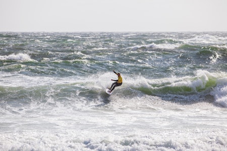 ROTETE HAV: I forkant av konkurransen advarte arrangørene utøverne mot overmot i vanskelige surfeforhold Saltstein. De som håndterte været og bølgene best på søndag, var Heidi Neerbye og Gil Ferreira. Foto: Jostein Nilsen ROTETE HAV: I forkant av konkurransen advarte arrangørene utøverne mot overmot i vanskelige surfeforhold Saltstein. De som håndterte været og bølgene best på søndag, var Heidi Neerbye og Gil Ferreira. Foto: Jostein Nilsen